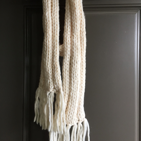 Free with purchase White Fluffy Long Scarf - Picture 2 of 4